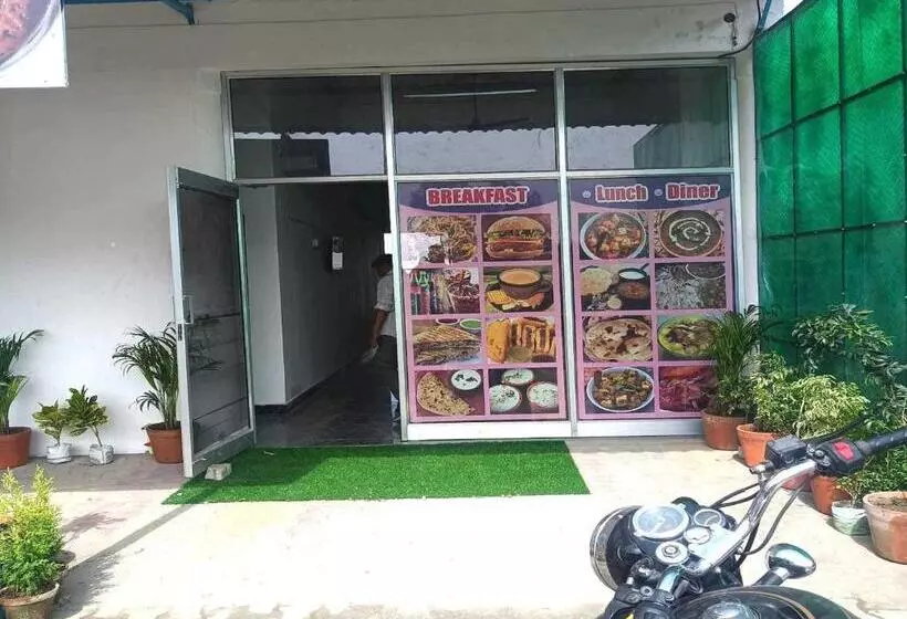 ホテル Oyo 81155 Four Season  Restaurant And Cafe