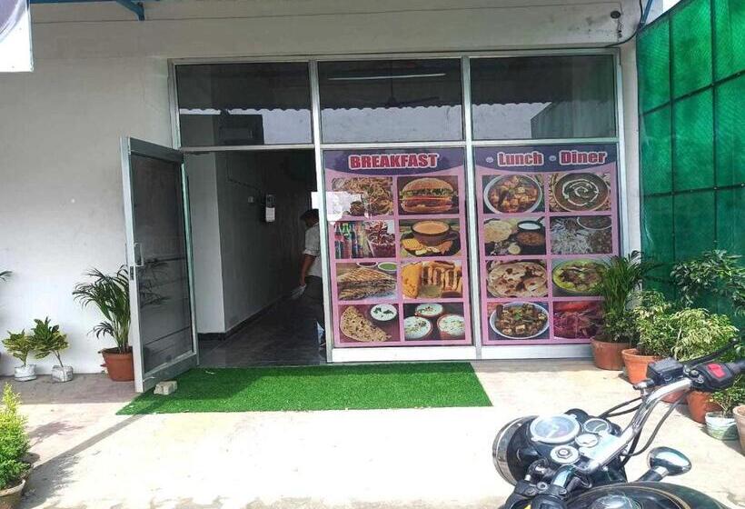 בית מלון כפרי Oyo 81155 Four Season  Restaurant And Cafe