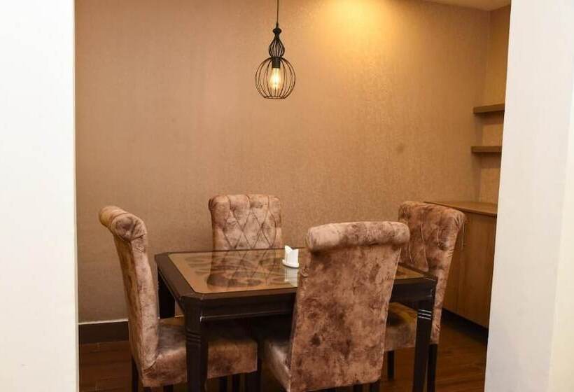 هتل Kashmiri Lodges