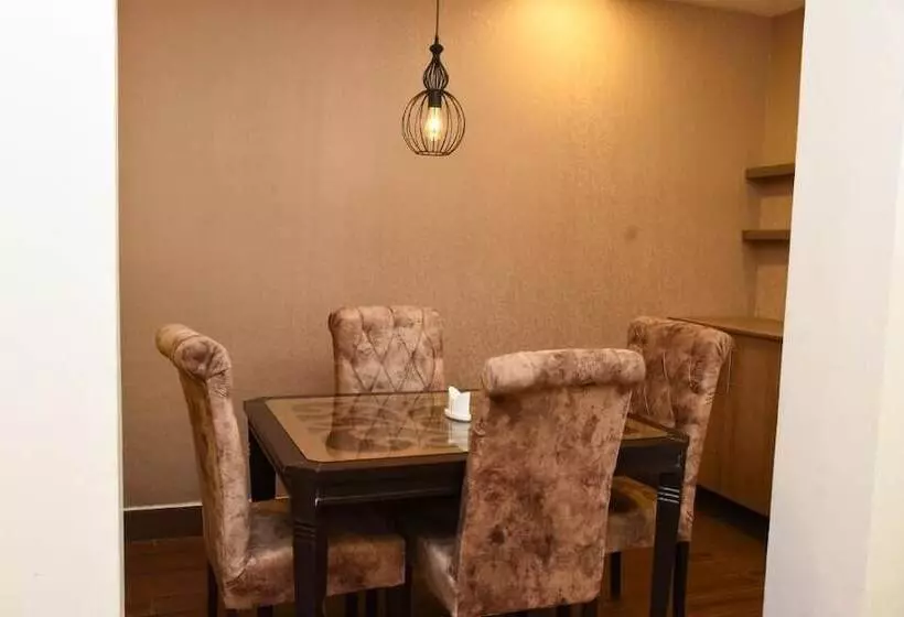 هتل Kashmiri Lodges