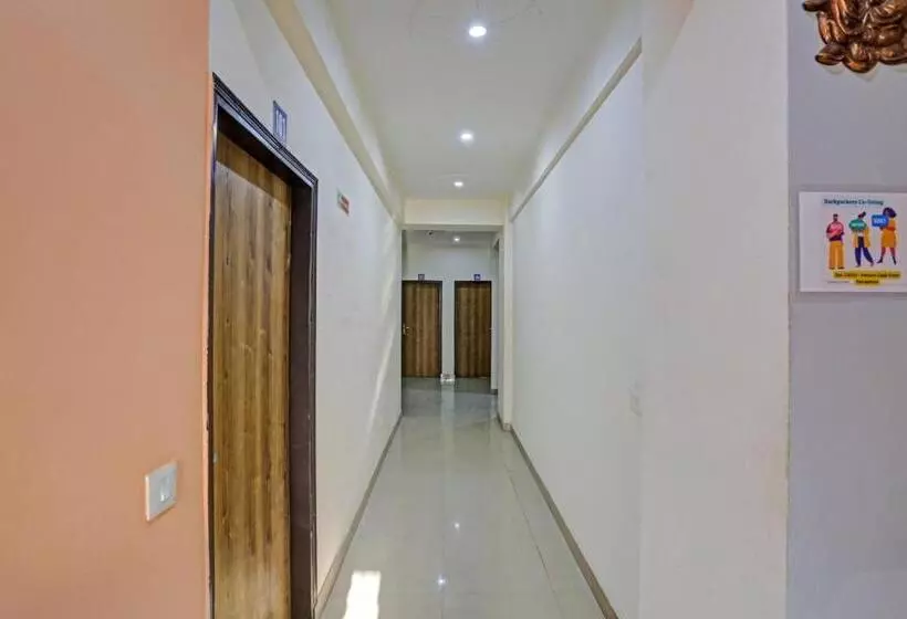 Hotelli Oyo Flagship 81115 Backpackers Nest