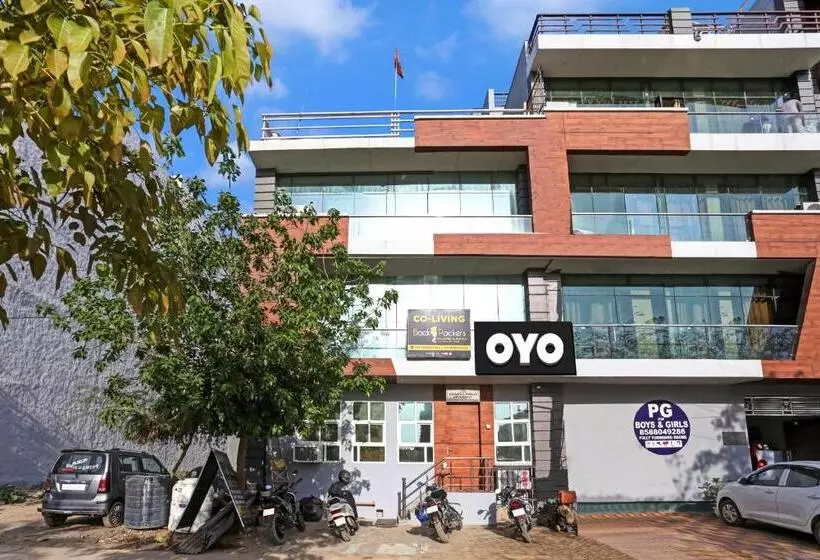 Hotelli Oyo Flagship 81115 Backpackers Nest