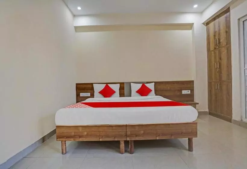 Hotelli Oyo Flagship 81115 Backpackers Nest