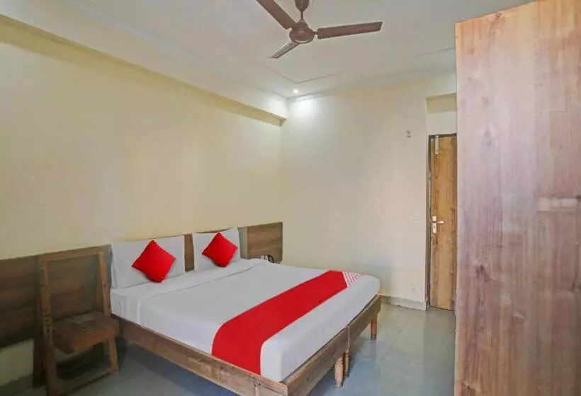 Hotelli Oyo Flagship 81115 Backpackers Nest