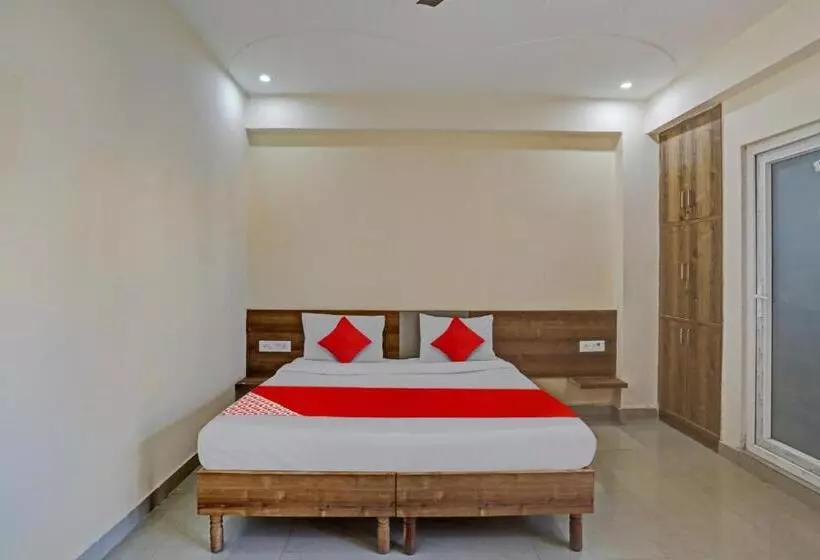 Hotelli Oyo Flagship 81115 Backpackers Nest