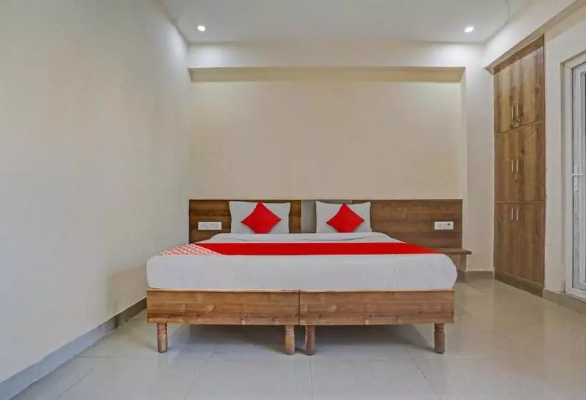 Hotelli Oyo Flagship 81115 Backpackers Nest