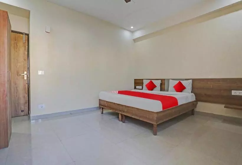 Hotelli Oyo Flagship 81115 Backpackers Nest