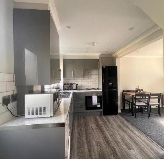 פנסיון The Coral 66 Guest House Southampton