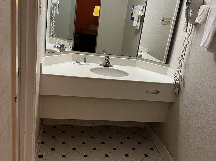 هتل Relax Inn & Suite