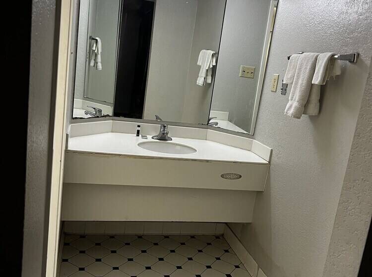 هتل Relax Inn & Suite