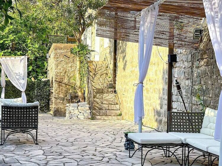 تختخواب و صبحانه Sereni̇ta Stone House