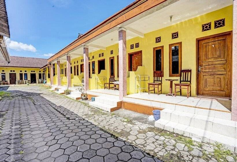 Otel Spot On 92372 Rinda Homestay Syariah & Resto