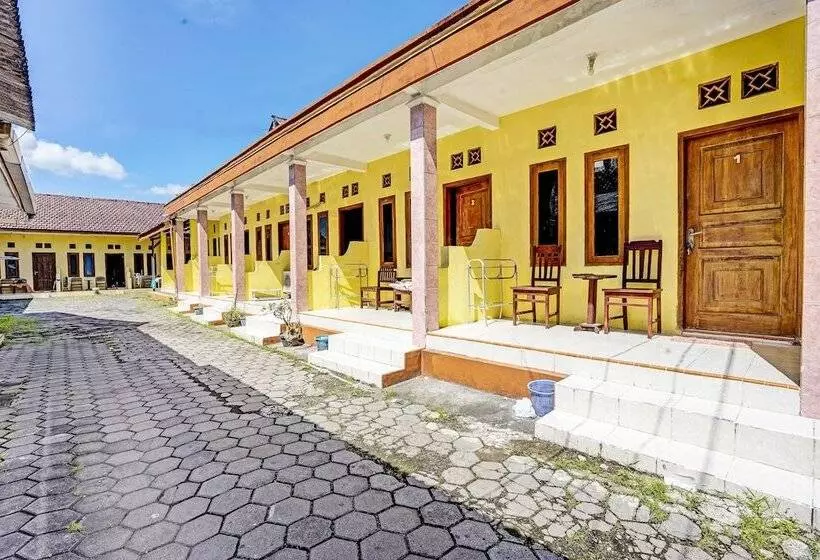 هتل Spot On 92372 Rinda Homestay Syariah & Resto