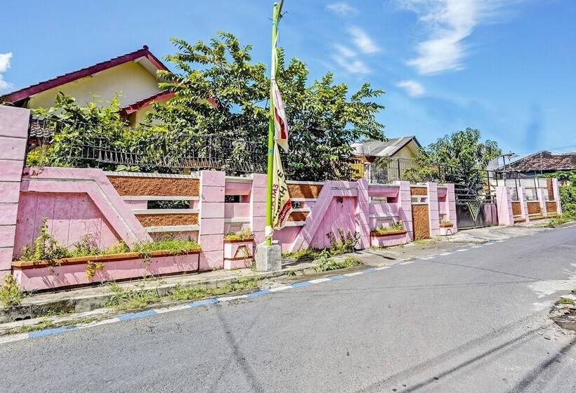 Otel Spot On 92372 Rinda Homestay Syariah & Resto