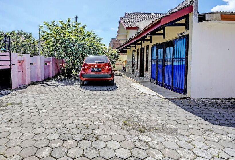 Otel Spot On 92372 Rinda Homestay Syariah & Resto