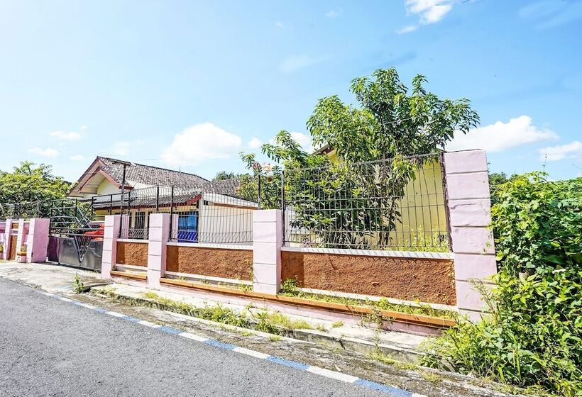 Otel Spot On 92372 Rinda Homestay Syariah & Resto