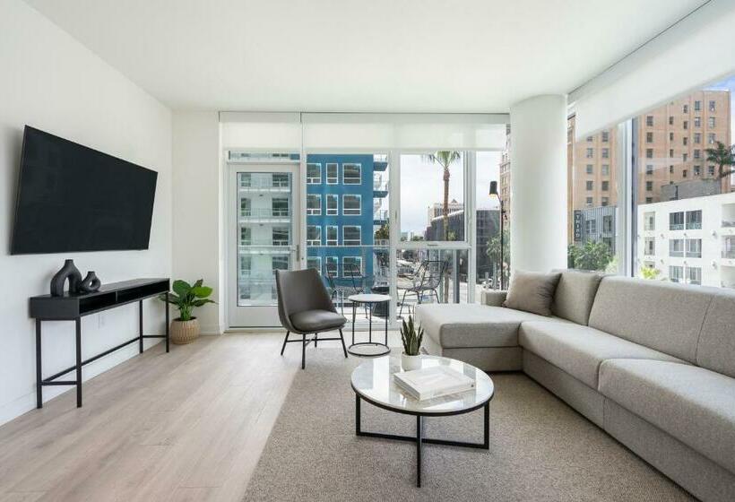 ホテル Level Long Beach   East Village