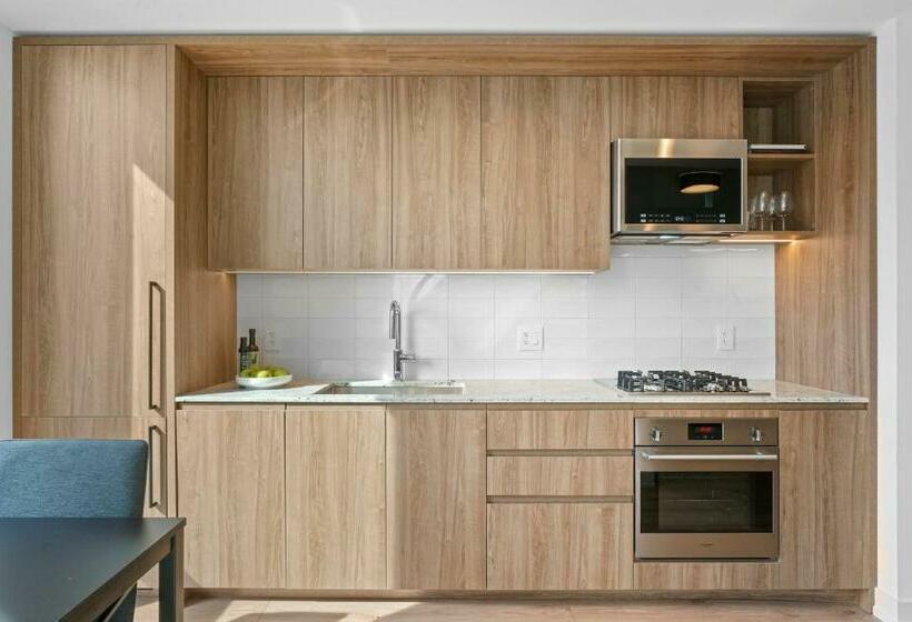 ホテル Level Long Beach   East Village