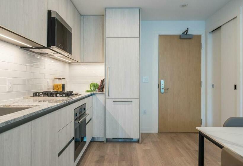 ホテル Level Long Beach   East Village