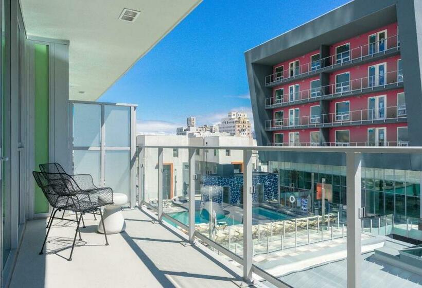 ホテル Level Long Beach   East Village