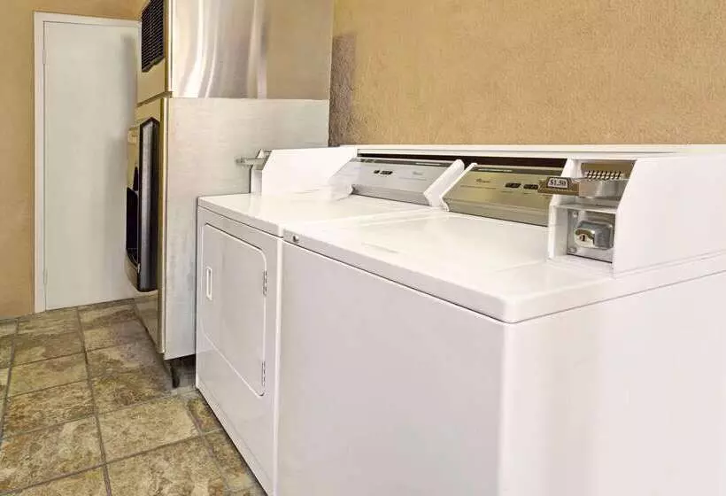 Отель Days Inn & Suites By Wyndham Santa Rosa, Nm