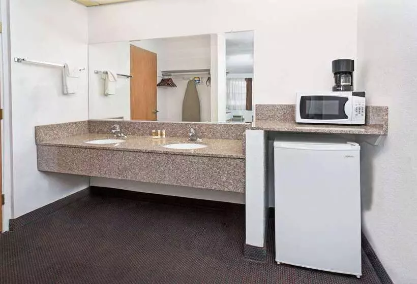 Отель Days Inn & Suites By Wyndham Santa Rosa, Nm