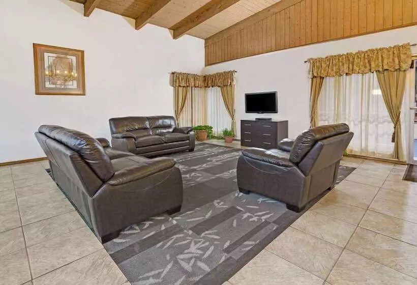 Отель Days Inn & Suites By Wyndham Santa Rosa, Nm