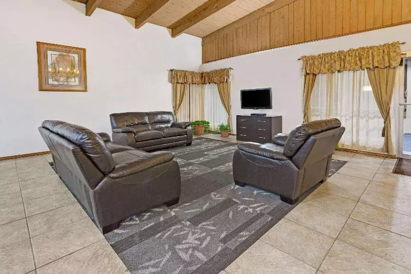 Отель Days Inn & Suites By Wyndham Santa Rosa, Nm