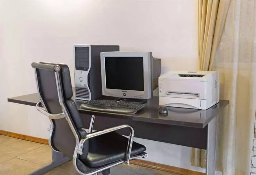 Отель Days Inn & Suites By Wyndham Santa Rosa, Nm