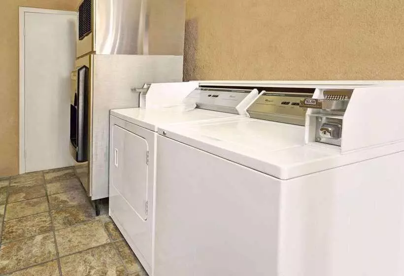 Отель Days Inn & Suites By Wyndham Santa Rosa, Nm