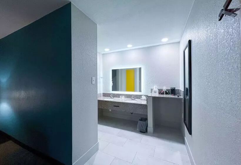 Отель Days Inn & Suites By Wyndham Santa Rosa, Nm