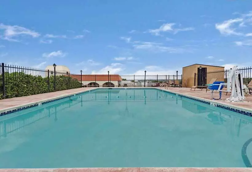 Отель Days Inn & Suites By Wyndham Santa Rosa, Nm