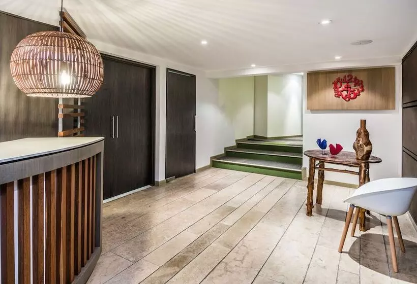 Отель Viaggio Teleport City Suites