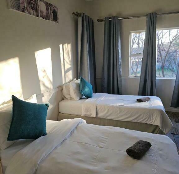 هتل کپسول Legends Lodge