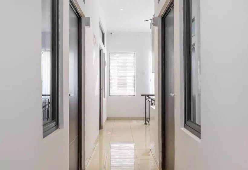 Hotelli Spot On 92325 Penginapan Fajar Syariah