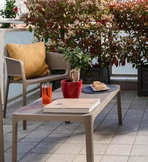 هتل Nido Suite & Apartments