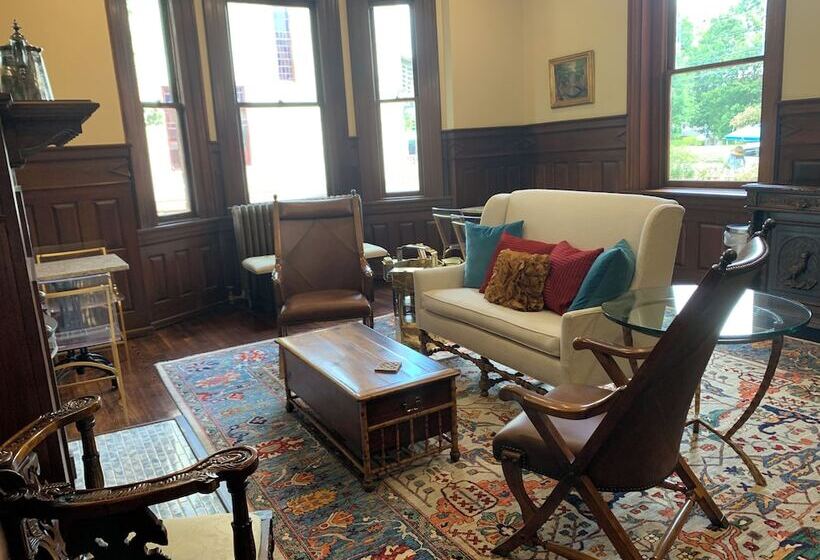 فندق Summit Street Inns