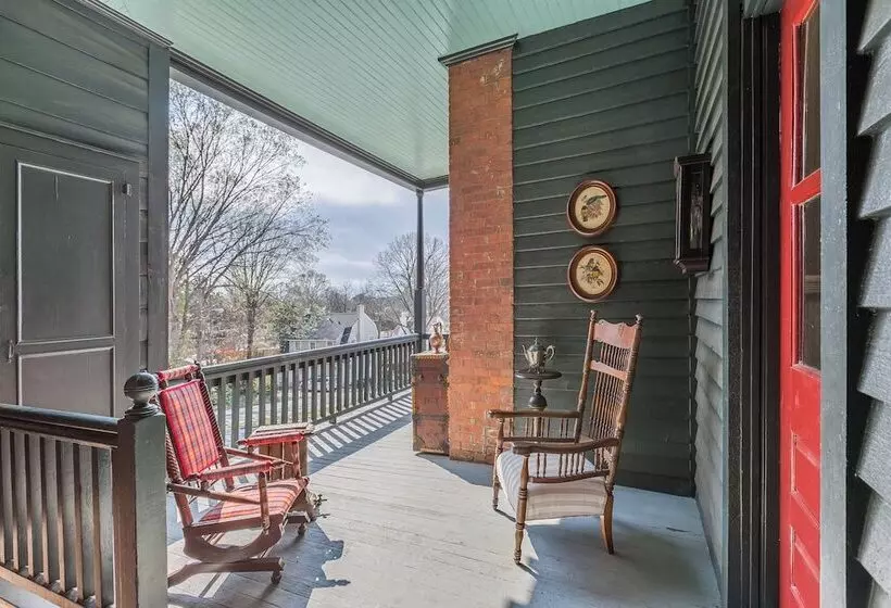 Hotelli Summit Street Inns