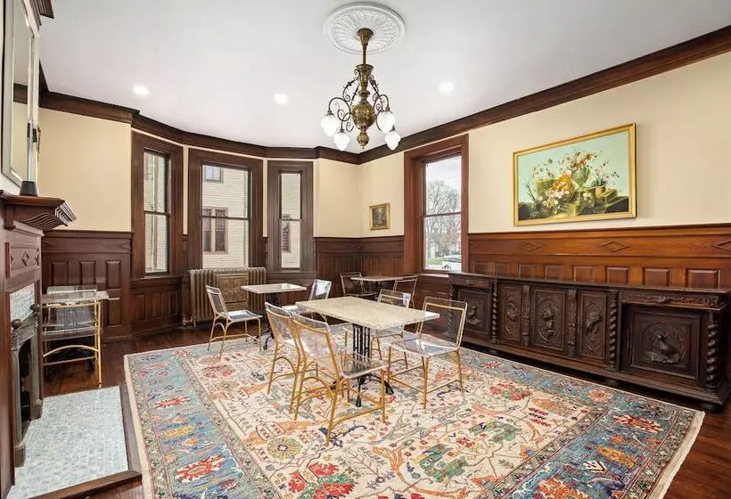 Hotelli Summit Street Inns