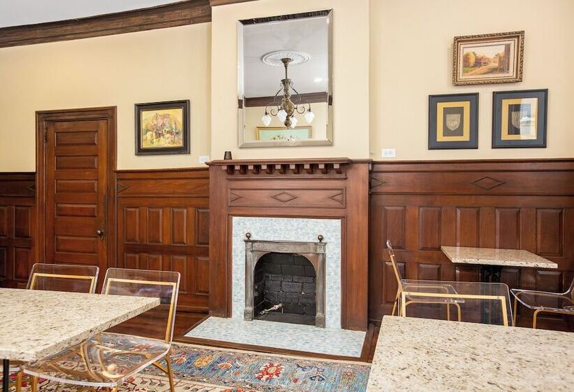 فندق Summit Street Inns