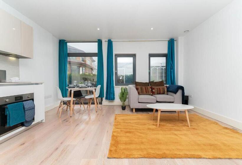 Pensiune One Bed Flat With Additional Double Mattress Suitable For 4