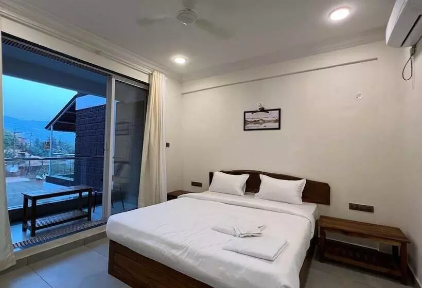 Hotelli Coastal Bay Beach Resort