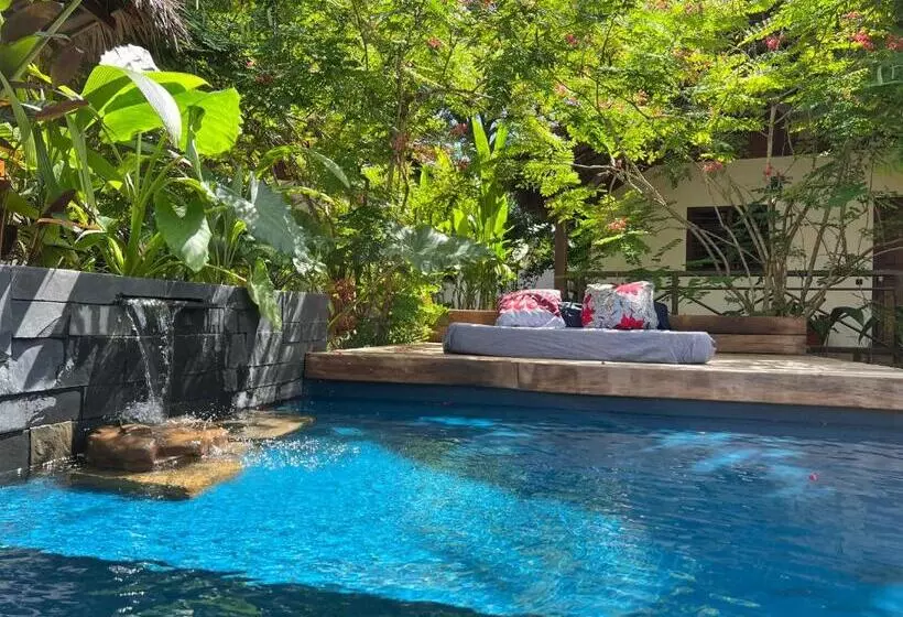 هتل Natshi Lodge