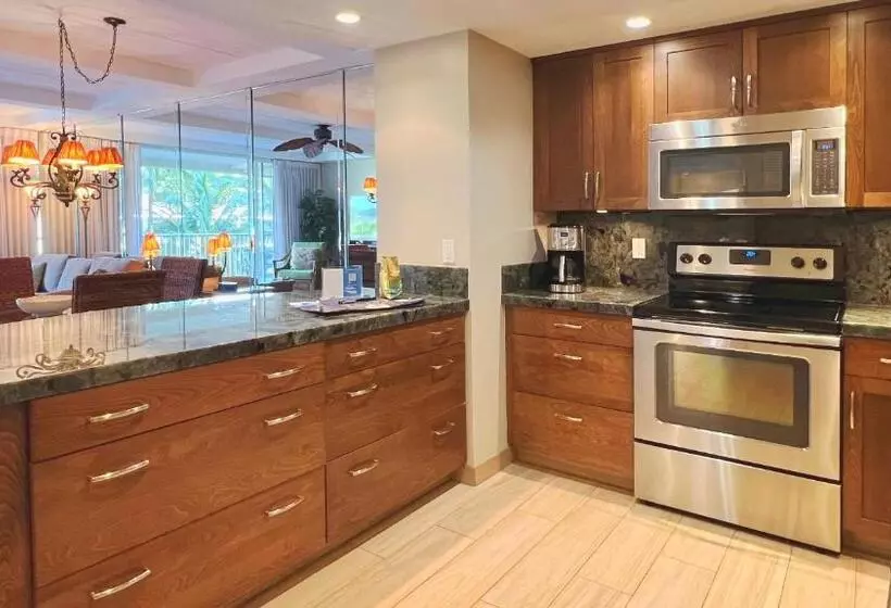 Maui Westside Presents: Whaler 420   Best Location In Kaanapali Beach