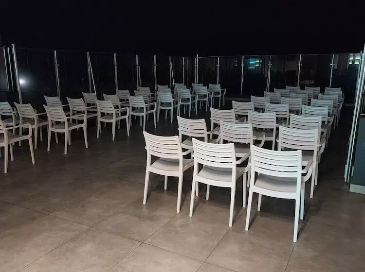 12 Oceans Hotel And Conference Centre