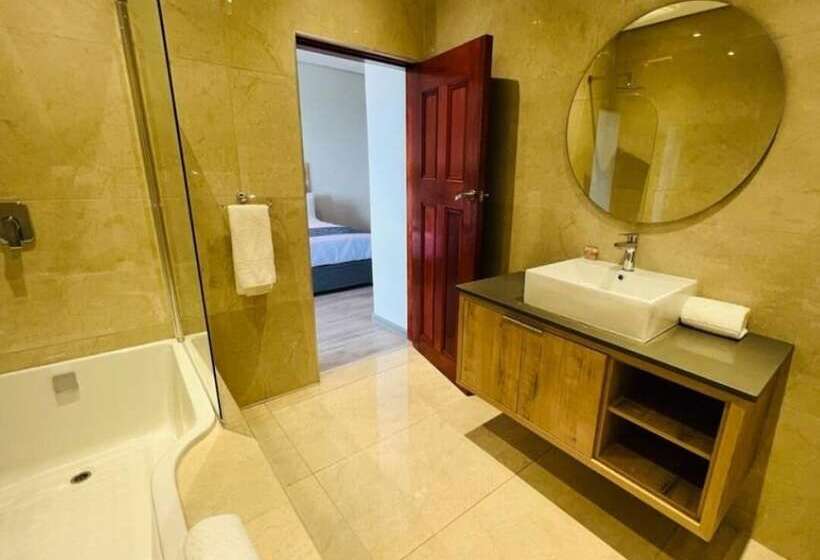 12 Oceans Hotel And Conference Centre