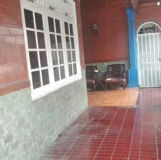 Hotelli Express O 92061 Omah Oewie Syariah