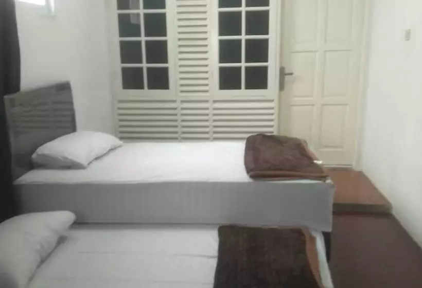 Hotelli Express O 92061 Omah Oewie Syariah