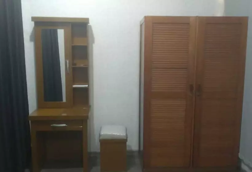 Hotelli Express O 92061 Omah Oewie Syariah