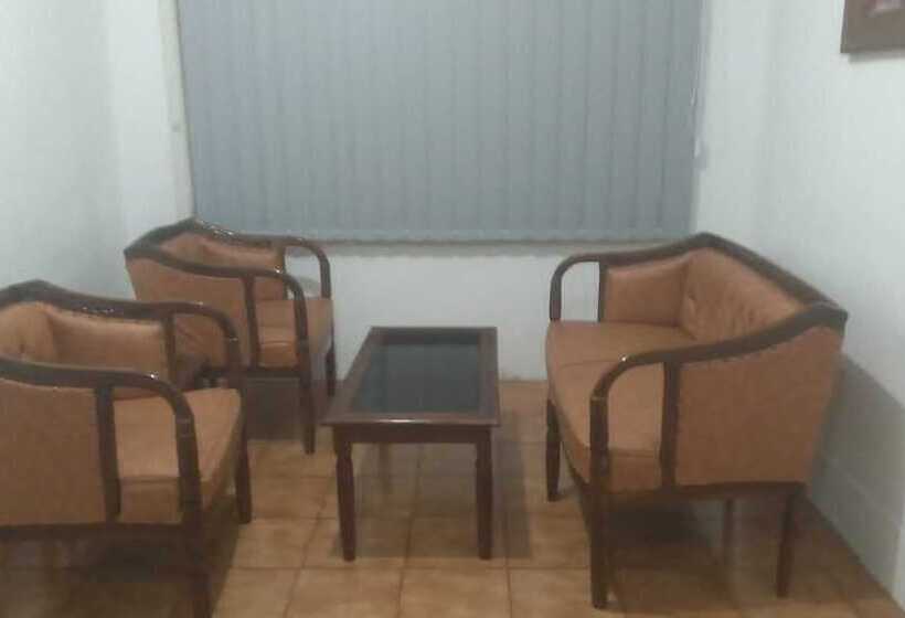 בית מלון כפרי Express O 92061 Omah Oewie Syariah